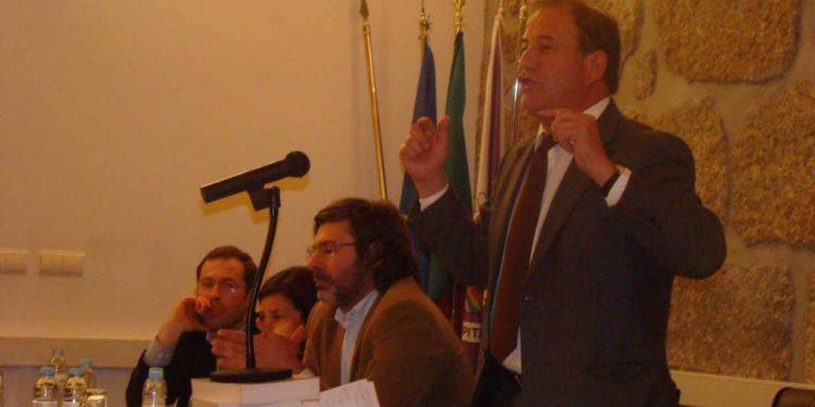 Assembleia Municipal prolongou-se até as cinco da manhã com discussão sobre a reorganização administrativa