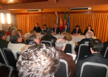 Ex governantes acusam governo de aplicar “ditadura” económica