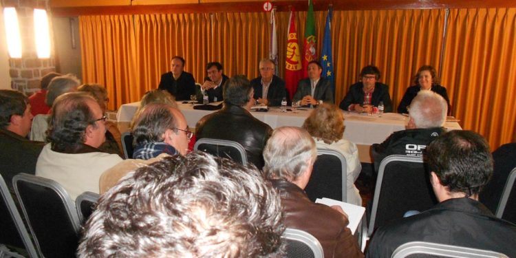 Ex governantes acusam governo de aplicar “ditadura” económica