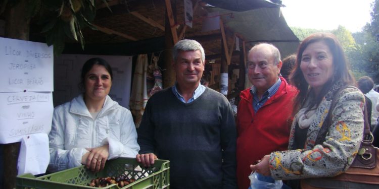 Folha do Centro - Aldeia das Dez recebeu largas centenas de visitantes na Festa da Castanha