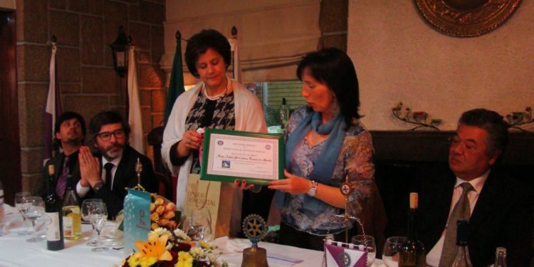 Folha do Centro - Rotary Club reconhece trabalho de uma “grande senhora”