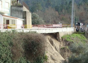 Derrocada de estrada em S. Sebastião da Feira impede trânsito de pesados