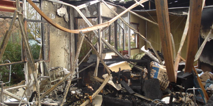 Incêndio reduz a escombros habitação social em Ervedal da Beira