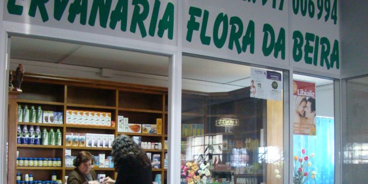 Comerciantes já foram instalados numa praça improvisada