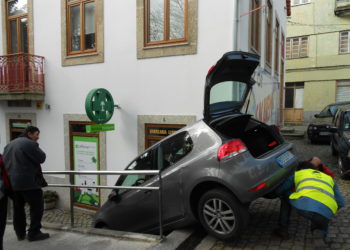 Viatura desce escadaria sem condutor