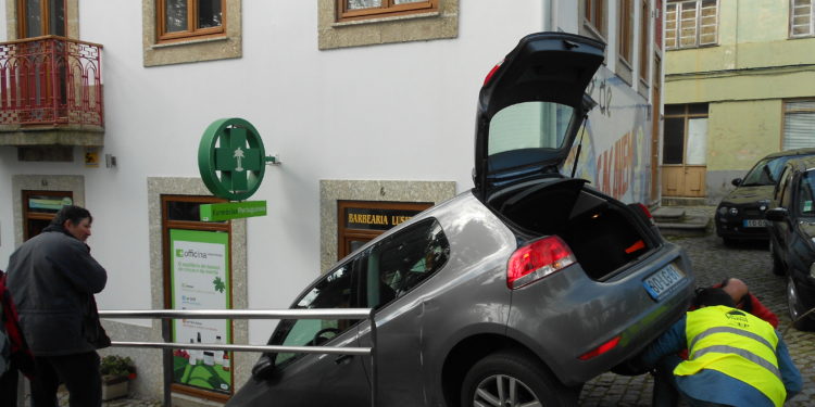 Viatura desce escadaria sem condutor