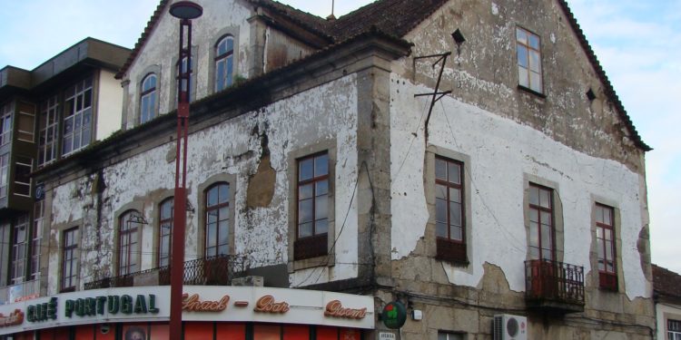 Câmara avança com obras em prédio emblemático em risco de ruir