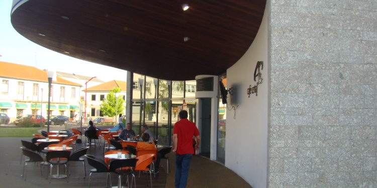 Câmara isenta proprietários de bares e cafés do pagamento de “esplanadas”
