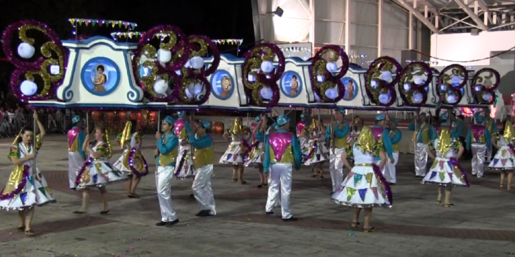Milhares de pessoas assistiram ao desfile das marchas populares