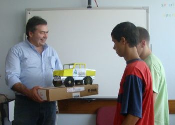 Alunos do Centro de Reinserção Social dos Olivais entregam réplica de uma viatura em miniatura à CAULE