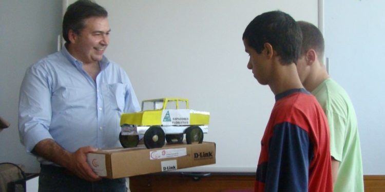 Alunos do Centro de Reinserção Social dos Olivais entregam réplica de uma viatura em miniatura à CAULE