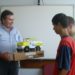 Alunos do Centro de Reinserção Social dos Olivais entregam réplica de uma viatura em miniatura à CAULE