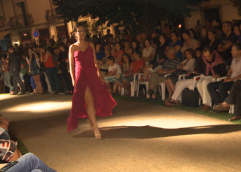 Noite de glamour no jardim da cidade