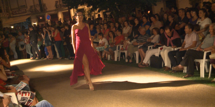 Noite de glamour no jardim da cidade