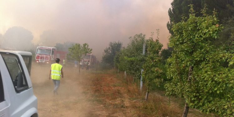 Várias casas estiveram ameaçadas e viatura de um cidadão belga ficou destruída