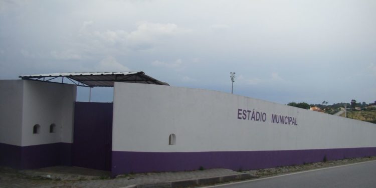 Vereador do PSD critica substituição do relvado natural no Estádio Municipal