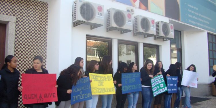 Alunos indignados com “desaparecimento” de exames