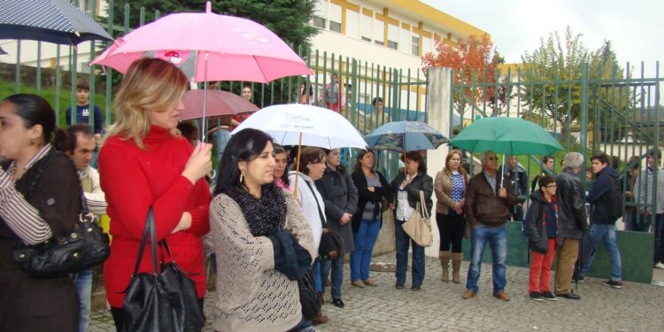 Pais manifestaram-se contra a falta de professores de apoio