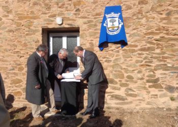 Presidente da Câmara Municipal entrega chaves da primeira habitação social criada em Alvoco das Várzeas