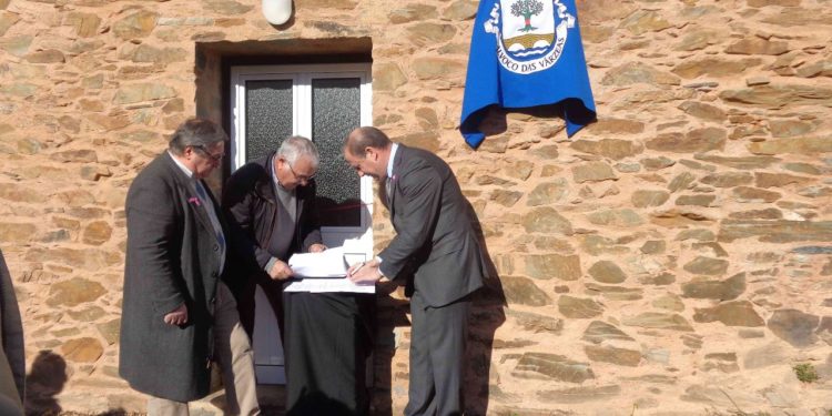 Presidente da Câmara Municipal entrega chaves da primeira habitação social criada em Alvoco das Várzeas