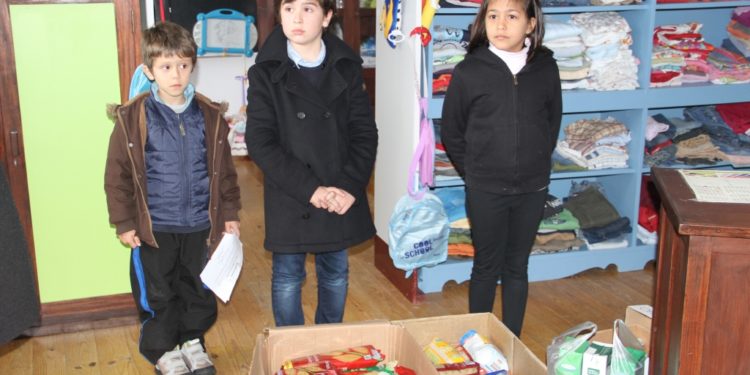 Biblioteca do Centro Escolar entrega Alimentos na Loja Social