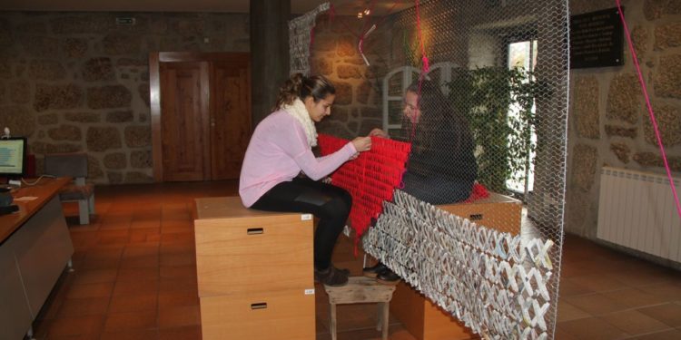 Instalação de Arte do Mês dos Namorados na Biblioteca Municipal