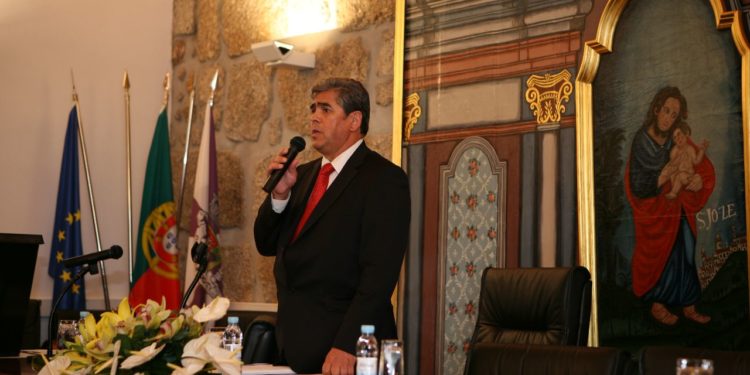 António Lopes passa “atestado de incompetência” aos deputados