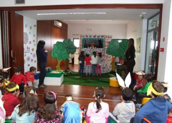 Crianças dramatizam “A História da Carochinha” na Biblioteca Municipal