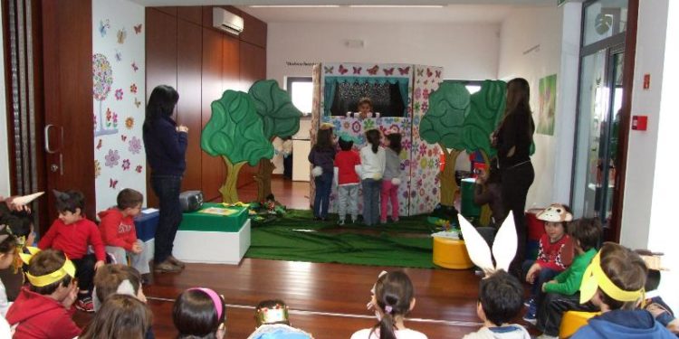 Crianças dramatizam “A História da Carochinha” na Biblioteca Municipal