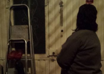 Mulher fingiu que estava a dormir enquanto era assaltada