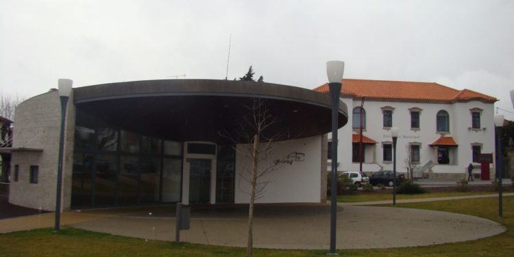 Ex gerente do Café Central acusa Câmara Municipal de ter “prejudicado” e “denegrido” empresa