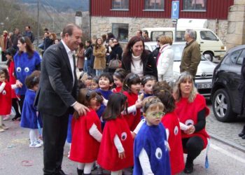 1200 alunos brilham no maior desfile de sempre na cidade oliveirense