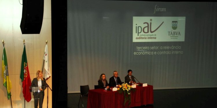 Fórum “O terceiro setor: a relevância económica e o controlo interno” no Centro Cultural