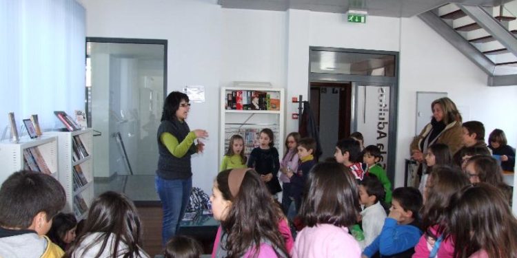 Alunos do 1.º ciclo participaram numa visita guiada à Biblioteca Municipal de Oliveira do Hospital