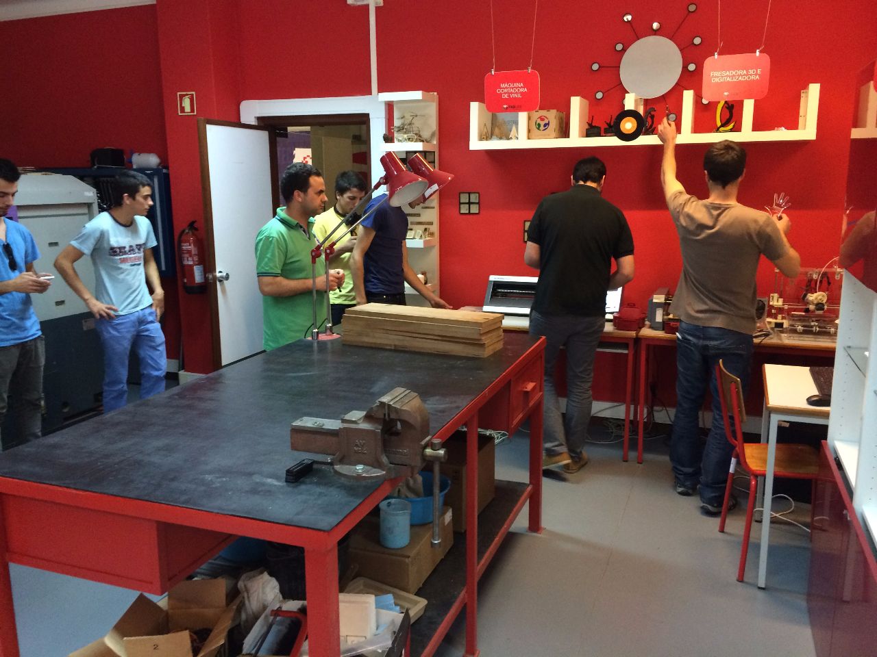 V Iniciativa Competências para o Desenvolvimento: Alunos finalistas participaram na visita “Experimentar FabLab Coimbra”