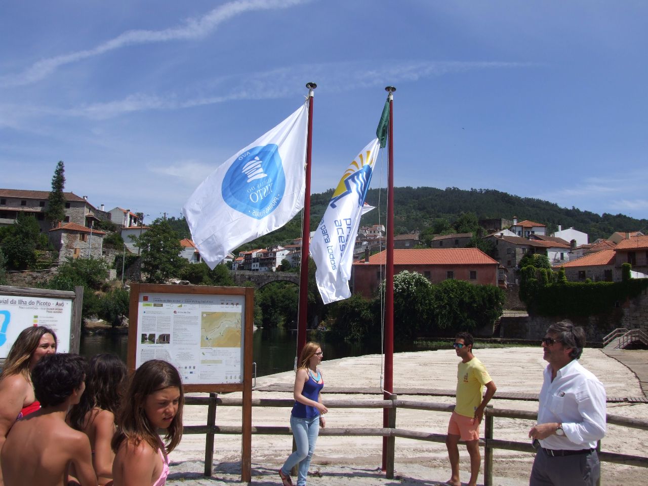 Bandeira Praia Acessível foi hasteada na praia fluvial de Avô