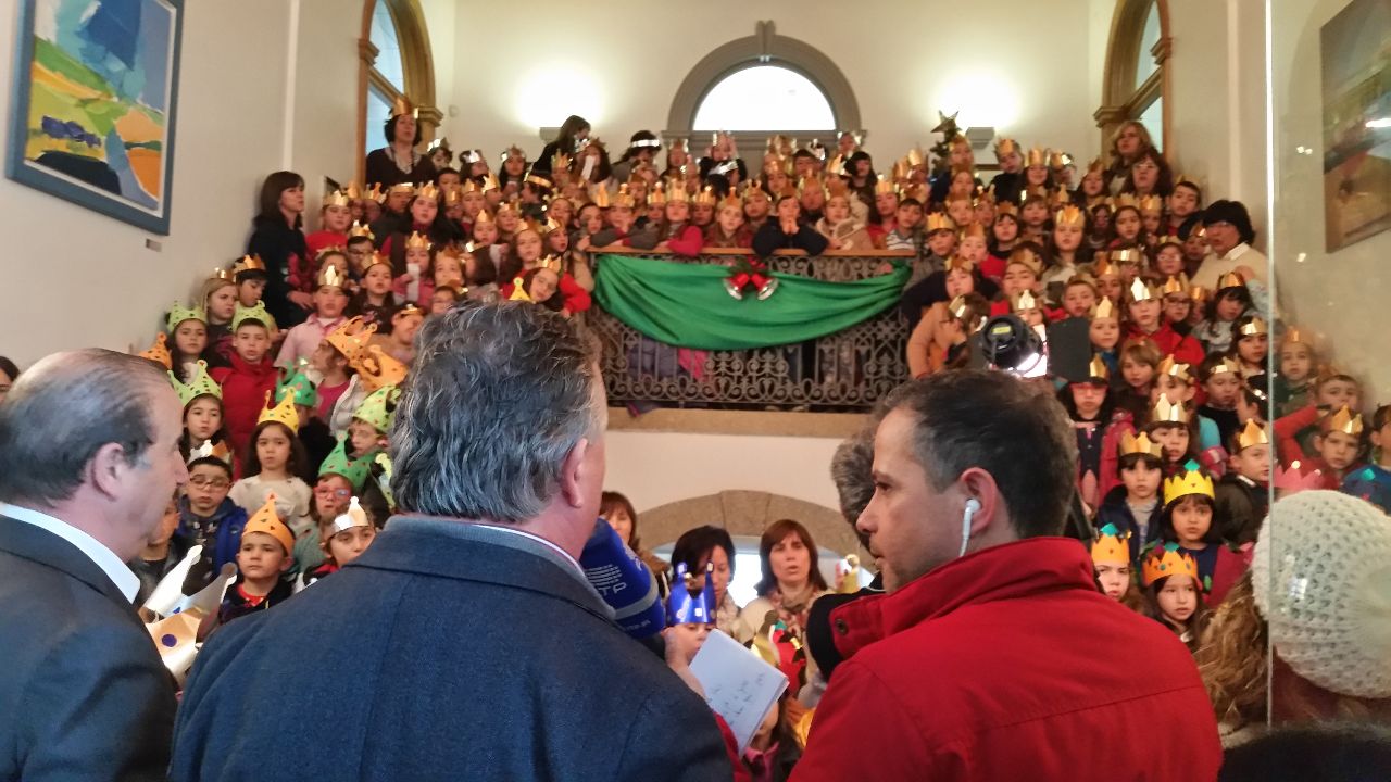 Pequenos “reizinhos” cantaram as janeiras à Câmara Municipal