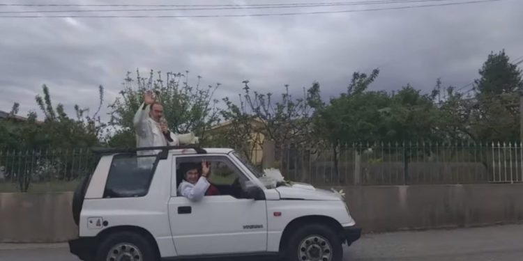 Visita Pascal às freguesias este ano foi de carro e altifalante