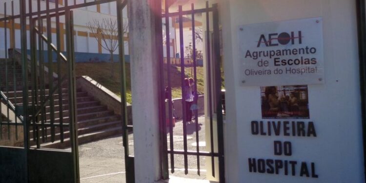 Escola Secundária de Oliveira do Hospital vai funcionar como escola de acolhimento durante a interrupção letiva em vigor até dia 5 de fevereiro