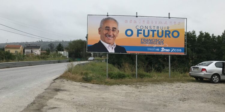 Candidatura de Francisco Rodrigues marca arranque da pré campanha com colocação de primeiros outdoor´s