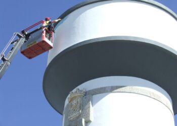 Tiago Hacke está a pintar mural em Oliveira do Hospital