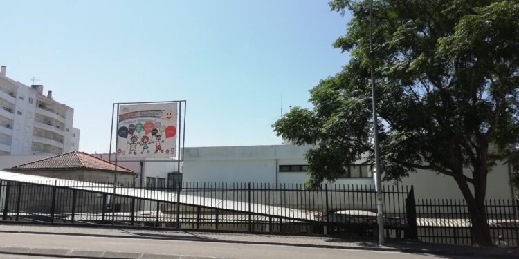 Câmara Municipal substitui coberturas na Escola 1.º CEB de Oliveira do Hospital
