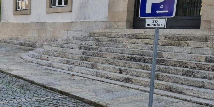 Presidente de Tábua cede lugar de estacionamento aos Munícipes