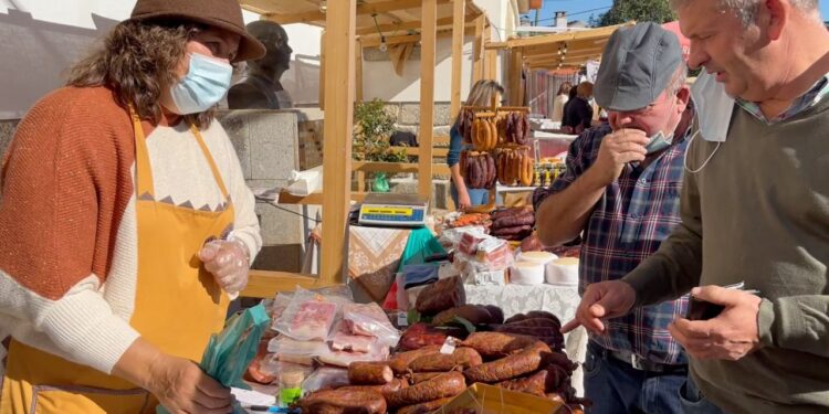 Feira do Porco de Meruge regressou cheia de gente e muita animação