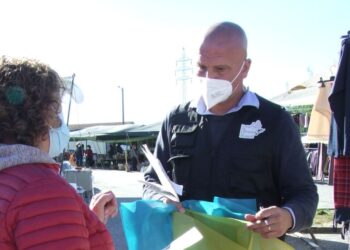 Ação de sensibilização ambiental junto dos feirantes
