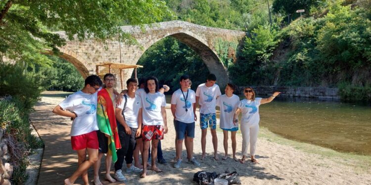Estudantes desenvolvem ação ambiental na Praia Fluvial de Alvoco das Várzeas