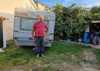 Agricultor de Nogueira do Cravo conta como (sobre) viveu durante dois anos numa roulote, depois de ter perdido a casa e o ovil no fogo