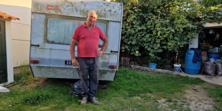 Agricultor de Nogueira do Cravo conta como (sobre) viveu durante dois anos numa roulote, depois de ter perdido a casa e o ovil no fogo