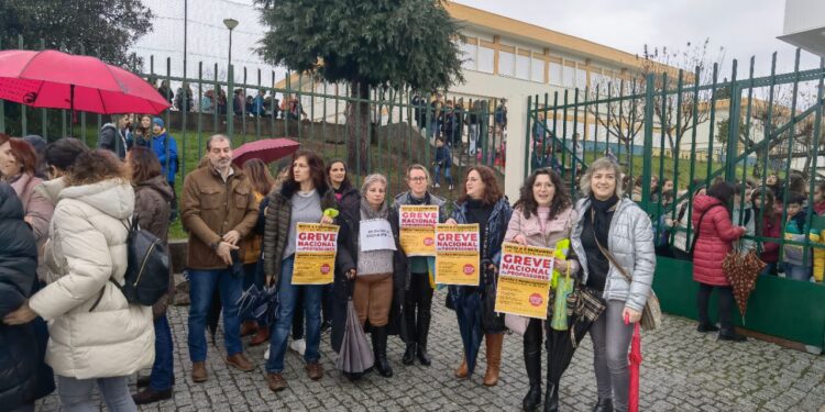 Professores em greve, em luta pela defesa de uma Escola Pública de qualidade
