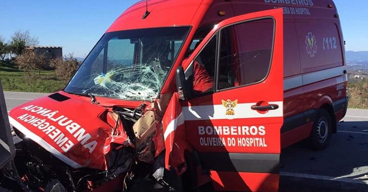 Acidente com ambulância dos Bombeiros Voluntários de Oliveira do Hospital
